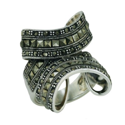 Brass Ring 3 Scrolls W/ Sq Cut Ms