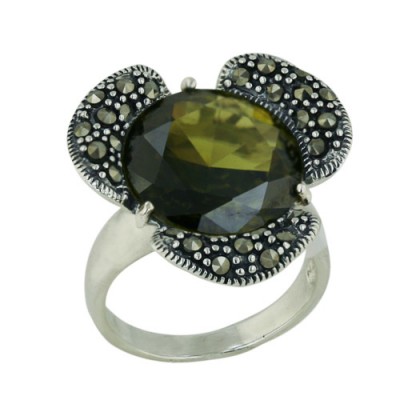 Brass Ring Flower W/ 3 Petals And Olivine Cz