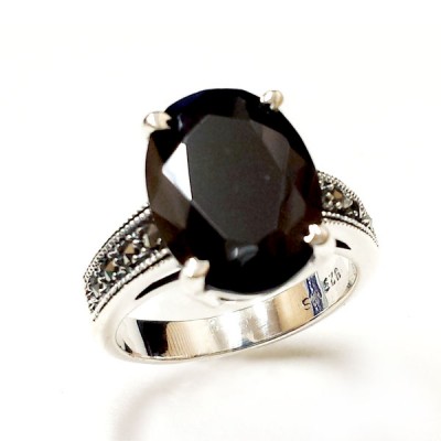 MS Ring Oval Black Cz 12X15 Mm Side Marcasite