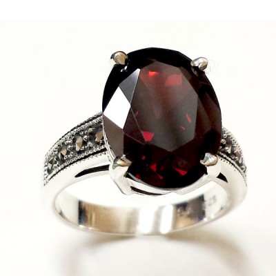 MS Ring Oval Garnet Cz 12X15 Mm Side Marcasite