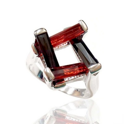Sterling Silver Ring 2 Garnet Cubic Zirconia+ 2 Black Cubic Zirconia Make Rhombus